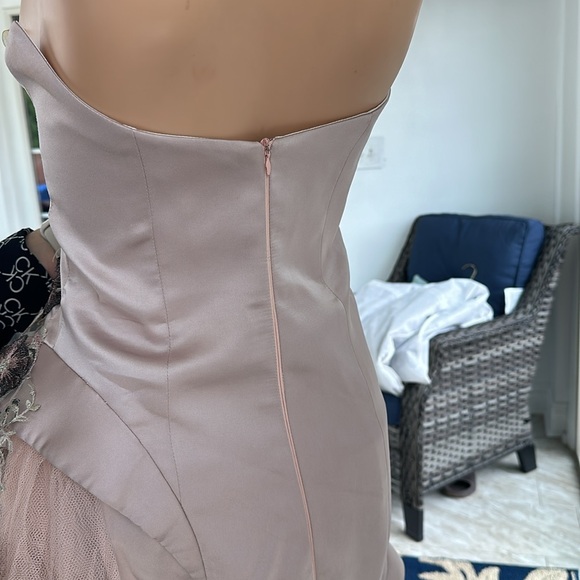 a cut dress with embroidery on the  chest - Picture 3 of 4